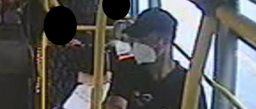 Die Polizei bittet um Mithilfe bei der Fahndung nach diesem mutmaßlichen Sexualstraftäter.