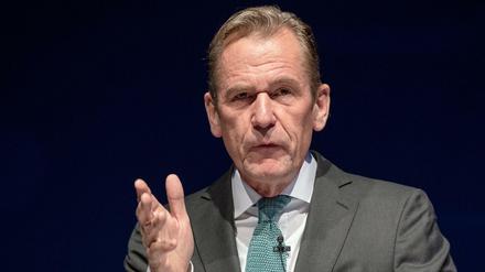 Mathias Döpfner wird von der "Bild"-Redakteurin Basad hart angegangen. Er sei vor "woken Aktivisten" eingeknickt.