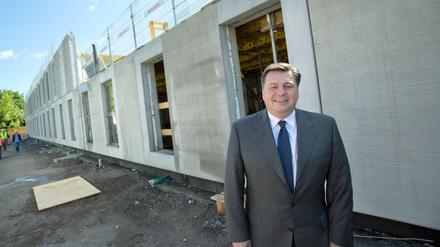 Stadtentwicklungssenator Andreas Geisel (SPD) auf einer Baustelle von Gemeinschaftsunterkünften für Flüchtlinge, einer sogenannten MUF in Marzahn-Hellersdorf.