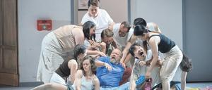 Johan Reuter (in blau) ist das Zentrum der Aufführung. 