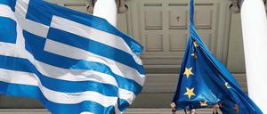 Die Flagge der EU wird neben der griechischen Flagge gehisst.