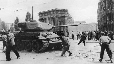 17.06.1953, Berlin: Demonstrierende werfen mit Steinen nach sowjetischen Panzern. 