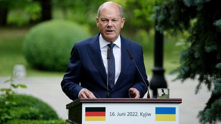 Bundeskanzler Olaf Scholz (SPD) spricht während einer gemeinsamen Pressekonferenz in Kiew.