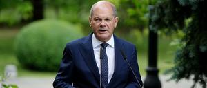 Bundeskanzler Olaf Scholz (SPD) spricht während einer gemeinsamen Pressekonferenz in Kiew.