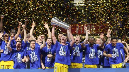 Luke Sikma und seine Mitspieler feiern nach dem Pokalsieg auch die Meisterschaft. 