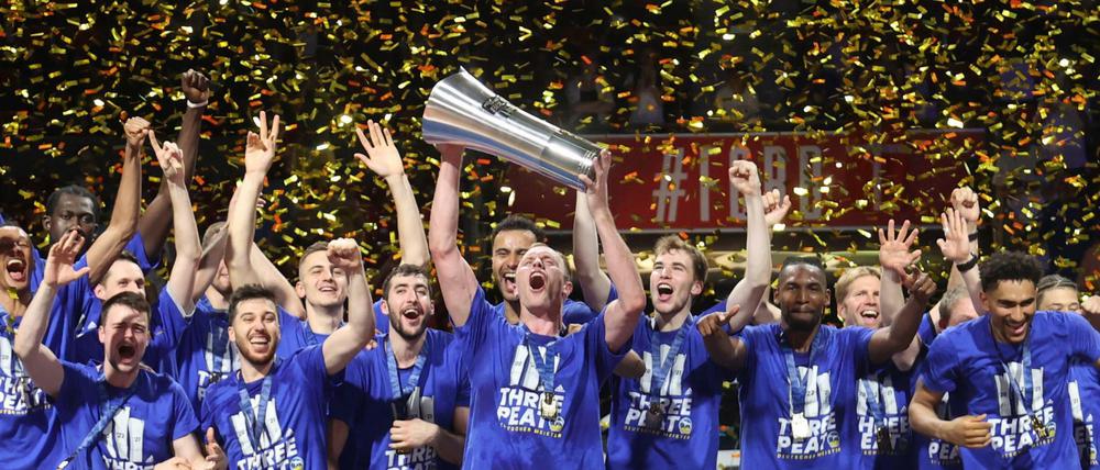 Luke Sikma und seine Mitspieler feiern nach dem Pokalsieg auch die Meisterschaft.