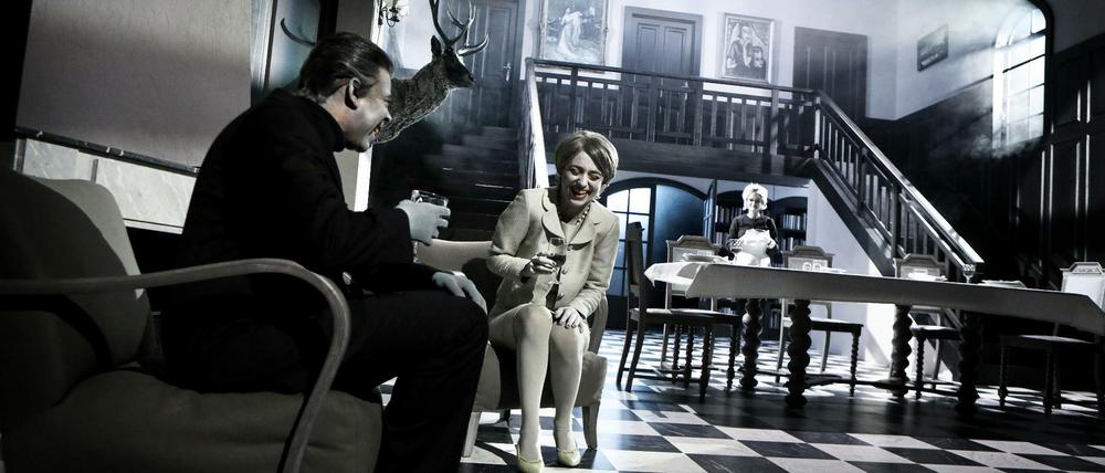 Vater (Falilou Seck) und Mutter (Çigdem Teke), bedient von der Haushälterin (Tina Keserovic).