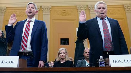 Greg Jacob (l.), Berater des Ex-US-Vizepräsidenten Pence, und Michael Luttig, pensionierter Bundesrichter, vor dem Sonderausschuss zum Kapitol-Angriff. 