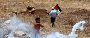 Palästinenser protestieren gegen die Besetzung des Dorfes Beit Dajan und stoßen mit Streitkräften Israels zusammen.