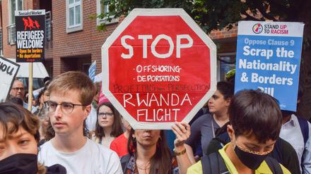 Junge Londoner protestieren gegen Johnsons Abschiebegesetz.
