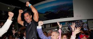 Francis Suarez (links), Bürgermeister von Miami, jubelt, als er erfährt, dass Miami als Austragungsort für die Fußball-WM 2026 ausgewählt wurde.