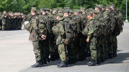 Geplant sind unter anderem 1.000 Dienststellen für ein Logistik-Bataillon und 200 Stellen für eine Feldjäger-Kompanie. (Archivbild Reservistenausbildung)