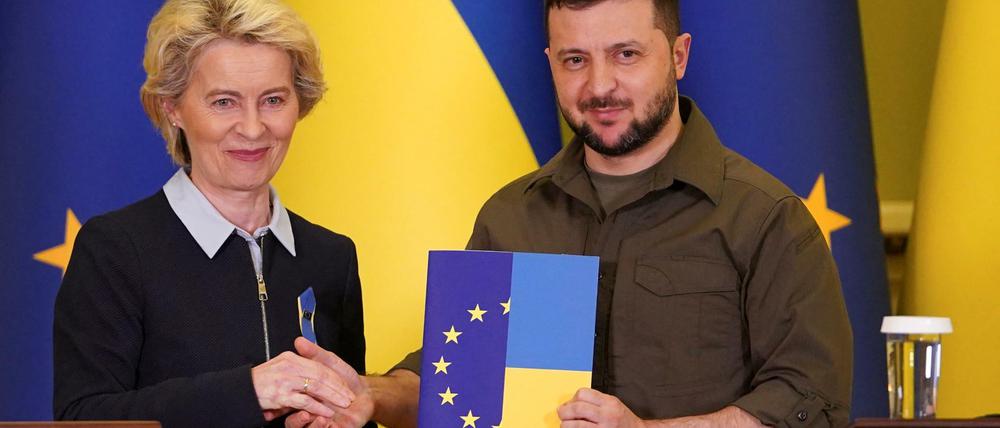 Ursula von der Leyen, EU-Kommissionspräsidentin, und Wolodymyr Selenskyj, Präsident der Ukraine bei der Pressekonferenz zum EU-Beitrittsantrag der Ukraine in Kiew im Juni 2022.