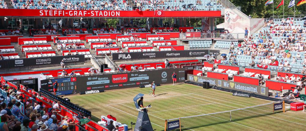 Am Ende waren die Ränge gut gefüllt. Zuschauer im Steffi-Graf-Stadion.
