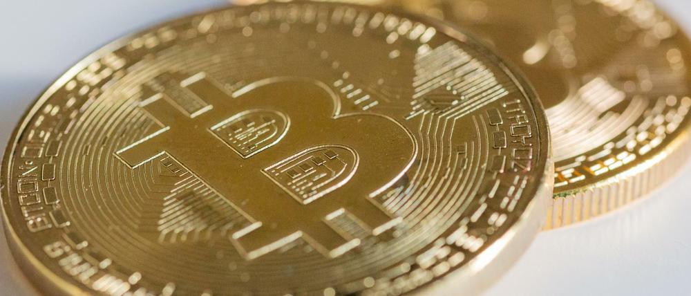 Zwei Bitcoin-Münzen liegen auf einem Tisch. Kryptowährungen sind derzeit auf Talfahrt (Symbolbild).