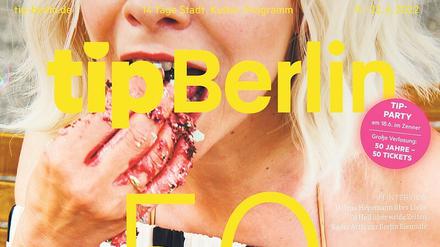 Zeitsprung. Vor 50 Jahren erschien der „tip“ noch in Schwarz-Weiß und Regiegenie Alfred Hitchcock zierte das Cover. 50 Jahre später treibt es das Stadtmagazin bunt. 