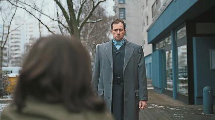 Unheimlich. Erich Schmidt (Marc Hosemann) kümmert sich um die Träume der Jugendlichen.