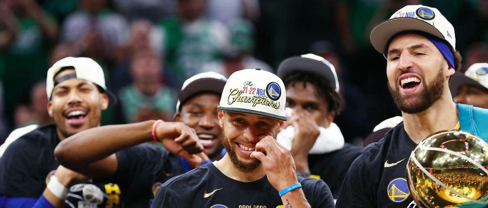 Wieder ganz oben. Stephen Curry (links) and Klay Thompson (r.) freuen sich.