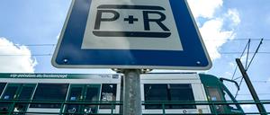 Park&Ride-Hinweis am Hauptbahnhof in Potsdam.