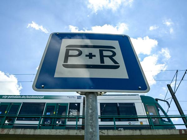Park&Ride-Hinweis am Hauptbahnhof in Potsdam.