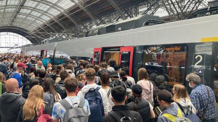 Ein überfüllter Bahnsteig, auf dem gerade ein Regionalexpress eingefahren ist.