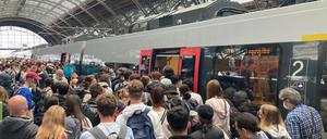 Ein überfüllter Bahnsteig, auf dem gerade ein Regionalexpress eingefahren ist.
