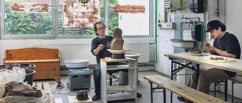 Mitmach-Kunst. Arbeit mit Lehm im Hübner-Areal mit dem indonesischen Kollektiv Jatiwangi Art Factory.