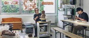 Mitmach-Kunst. Arbeit mit Lehm im Hübner-Areal mit dem indonesischen Kollektiv Jatiwangi Art Factory.