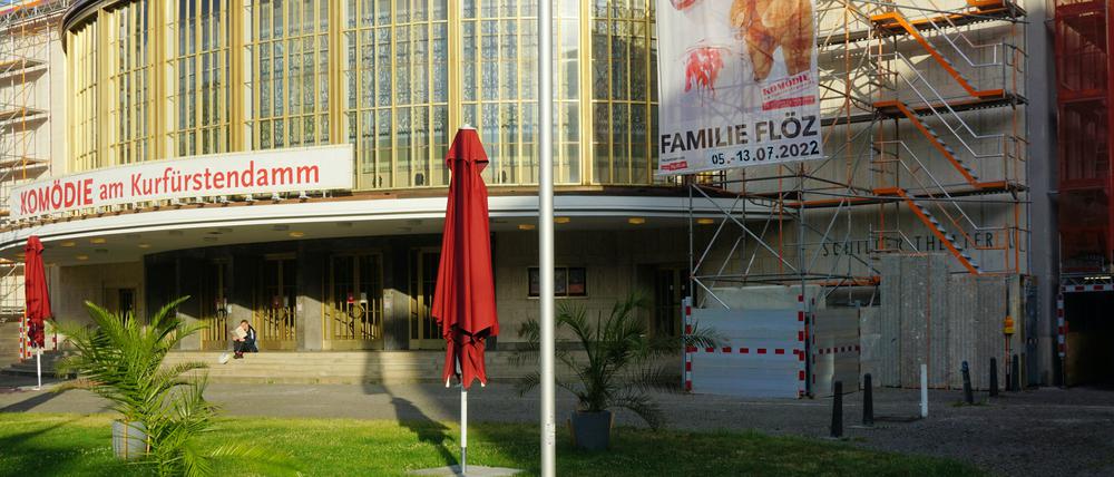 Das Schillertheater als Gastspielstätte der Komödie am Kurfürstedamm mit entsprechendem Schriftzug.
