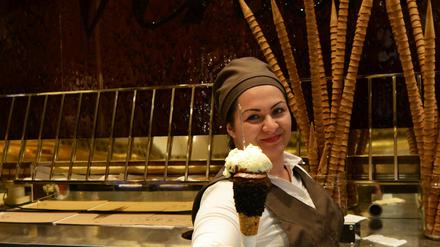 In der Eisdiele in Rom: Eine Verkäuferin bietet die typische Waffel mit verschiedenen Geschmacksrichtungen an.