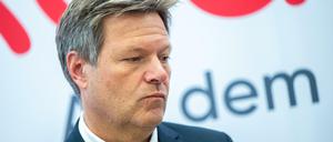 16.06.2022, Bremen: Robert Habeck (Bündnis 90/Die Grünen), Vizekanzler und Bundesminister fu·r Wirtschaft und Klimaschutz, während seines Besuchs bei ArcelorMittal Bremen. Foto: Mohssen Assanimoghaddam/dpa +++ dpa-Bildfunk +++
