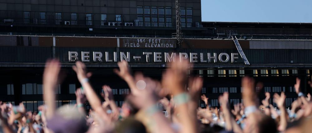 Wenige Tage nach dem Tempelhof Sounds Festival findet am Sonnabend auf dem ehemaligen Flughafengelände der Auftakt zum Kultursommerfestival statt – mit Musik, Drinks und Light Show.