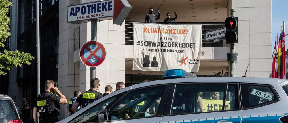 Klima-Aktivisten von „Sand im Getriebe“ protestierten am Freitag auf dem Balkon der SPD-Parteizentrale in Kreuzberg.
