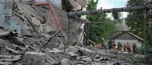 Rettungskräfte und Anwohner nach einem russischen Luftangriff auf Lyssytschansk an den Trümmern eines Gebäudes. 