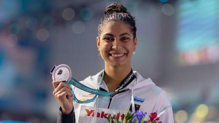Anna Elendt aus Deutschland jubelt mit ihrer Silbermedaille über 100 Meter Brust.