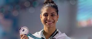 Anna Elendt aus Deutschland jubelt mit ihrer Silbermedaille über 100 Meter Brust.