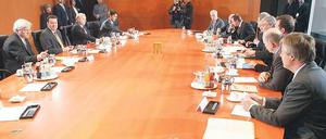 Die letzte Sitzung des Bündnis für Arbeit fand im März 2003 im Kanzleramt statt. Auf der linken Seite Bundeskanzler Gerhard Schröder und Kanzleramtsminister Frank-Walter Steinmeier. Auf der rechten Seite die Gewerkschafter und Arbeitgeber. 