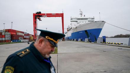 Ein russischer Zollbeamter arbeitet in einem Handelshafen in der Ostseestadt Baltijsk im Gebiet Kaliningrad.