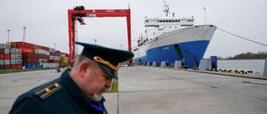 Ein russischer Zollbeamter arbeitet in einem Handelshafen in der Ostseestadt Baltijsk im Gebiet Kaliningrad.