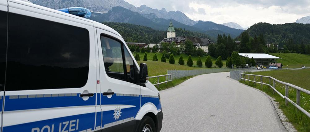 Ein Polizeiauto fährt auf das Schloss Elmau zu, wo vom 26. bis 28. Juni 2022 der G7-Gipfel geplant ist.