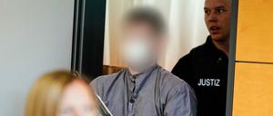 Der 39-jährige Hauptangeklagte kommt in den Verhandlungssaal.