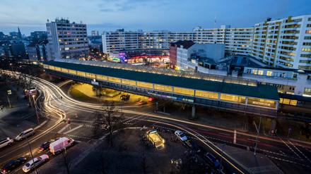 Das Kottbusser Tor und die gleichnamige U-Bahnstation in der Abenddämmerung.