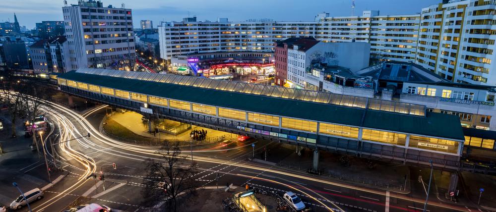 Das Kottbusser Tor und die gleichnamige U-Bahnstation in der Abenddämmerung.