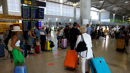 Flughafengäste auf dem Weg zum Check-in. 