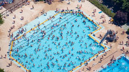 Ähnlich voll wie auf dieser Ausnahme von 2019 war es auch an diesem Wochenende im Sommerbad Mariendorf.