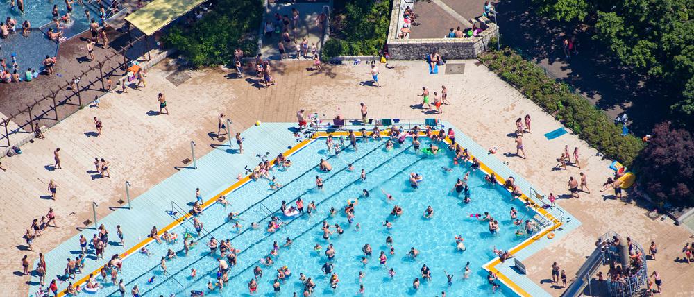 Ähnlich voll wie auf dieser Ausnahme von 2019 war es auch an diesem Wochenende im Sommerbad Mariendorf.