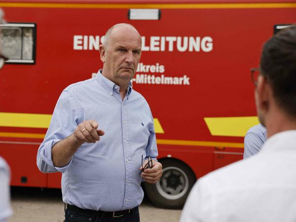Wie ist die Lage? Dietmar Woidke am Sonntagnachmittag in Frohnsdorf.