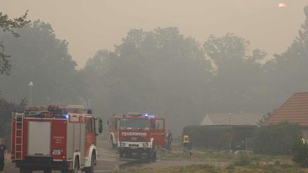 Dicker Rauch liegt über Beelitz. Dort wuchs der Waldbrand auch auf 200 Hektar an.