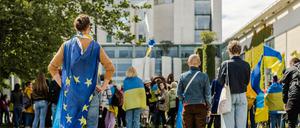 Menschen demonstrieren für einen schnellen EU-Beitritt der Ukraine vor dem Kanzleramt. 
