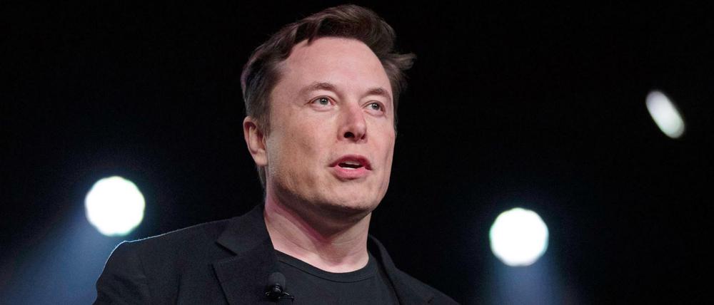 Tesla-Chef Elon Musk spricht bei einer Präsentation Kalifornien. 